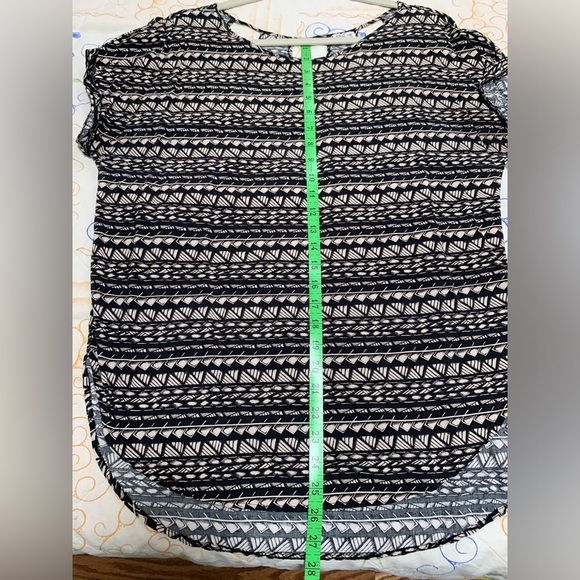 Black and tan geometric short sleeve tunic with cut out back from Dynamite - Picture 6 of 14